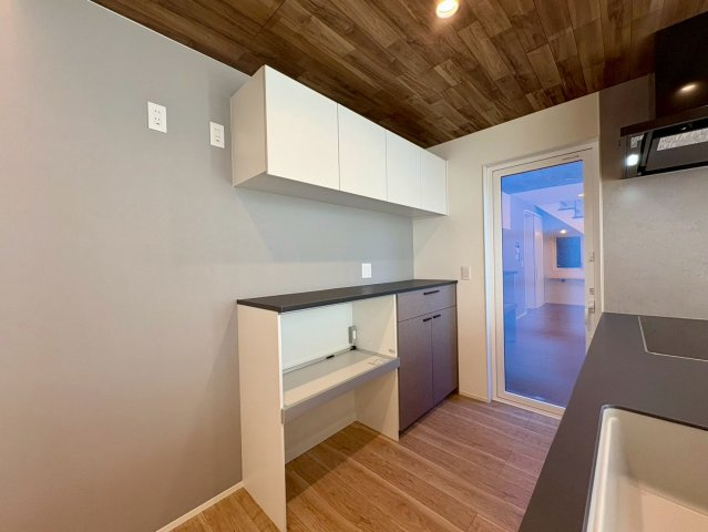 高知市小津町4号地　新築一戸建てのキッチン|家事効率を高める、ゆとりのキッチン背面カウンター