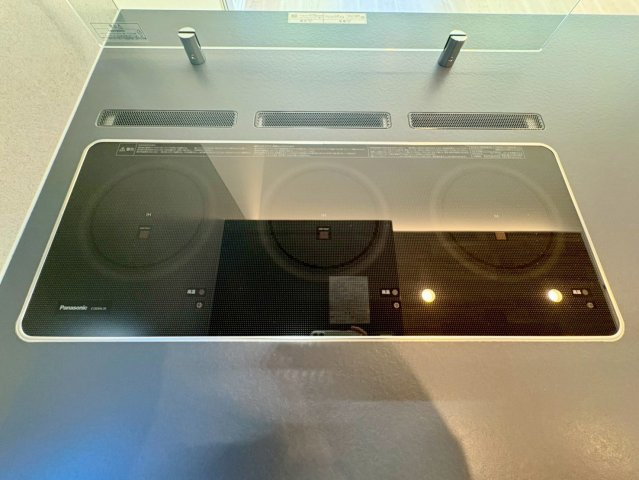 高知市小津町4号地　新築一戸建てのキッチン|お手入れしやすいフラットなIHクッキングヒーター