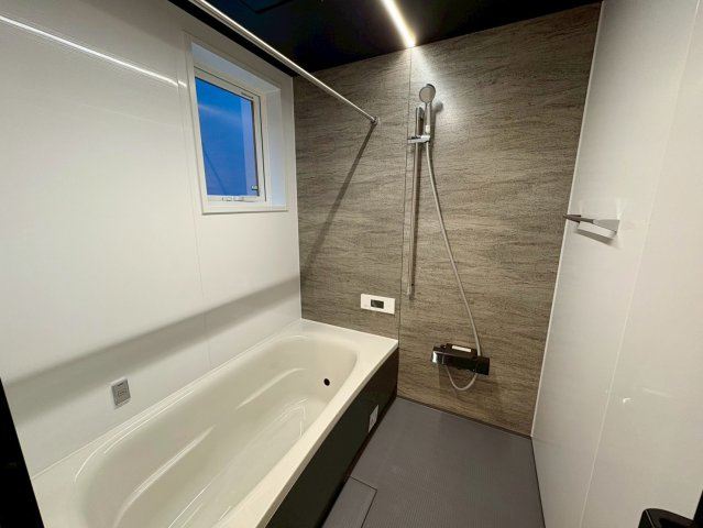 高知市小津町4号地　新築一戸建ての浴室|アクセントパネルが映える、ホテルライクなバスルーム