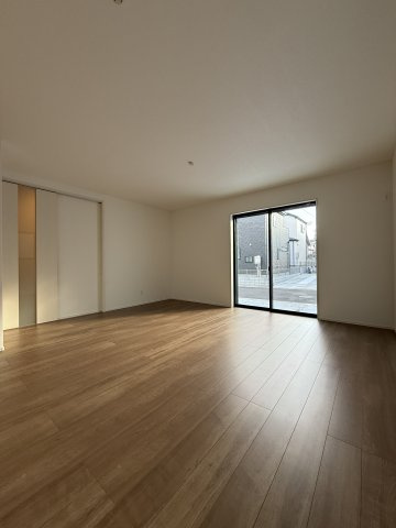 【居間・リビング】 | 団らん時間はもちろん、それぞれ有意義な時間が過ごせる広々リビング！
お子さまものびのび走り回れますよ♪