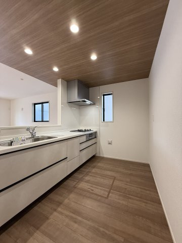 【キッチン】 | キッチンはカウンター付きで、1ｍくらいの小さなお子さまでも配膳＆後片付けがスムーズに行えますよ♪