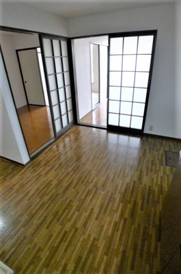 【居間・リビング】 | リバティーハイツ | こちらのリビングで趣味の時間をお楽しみください