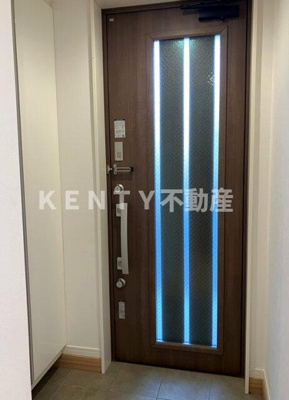 【玄関】 | 大森西戸建 | 収納もある玄関です