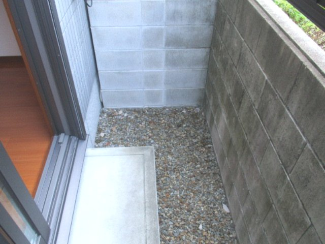 【バルコニー】 | シャーメゾン中野 | 目隠しのついたバルコニーで安全です