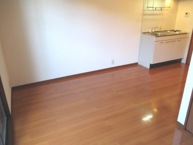 【居間・リビング】 | シャーメゾン中野 | 広いリビングで採光も取れて快適です