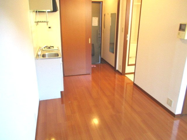 【居間・リビング】 | シャーメゾン中野 | 洋室も明るくキレイです