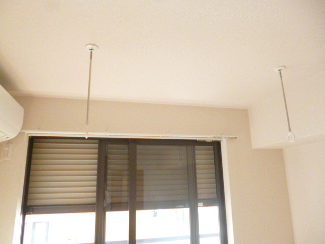 コンフォート多摩川の設備|防犯シャッター、室内物干しフック