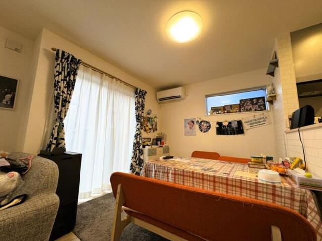 【内装】 | キッチン横にダイニングテーブルを配置すれば配膳もスムーズに♪　　　
暖かいうちに出来立ての料理をお召し上がりいただけますよ◎