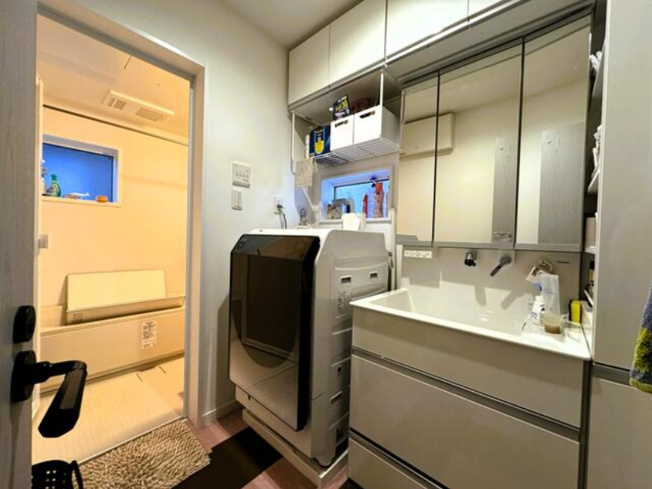 【洗面所】 | 帰宅後すぐに手洗い・うがいが可能◎生活動線に配慮された設計です♪