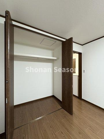 【洋室】 | 各部屋にしっかりと収納完備しております◎