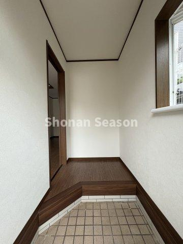 【玄関】 | 採光確保された明るい玄関です◎