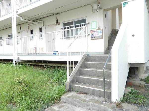 ビレッジハウス萩原2号棟のエントランス