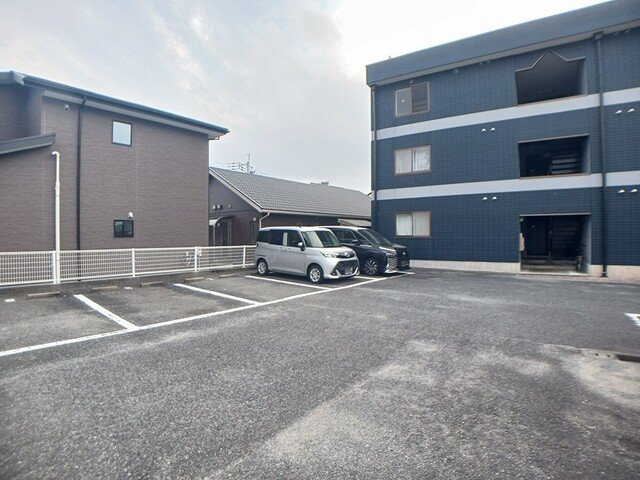 ロジュマン本城の駐車場