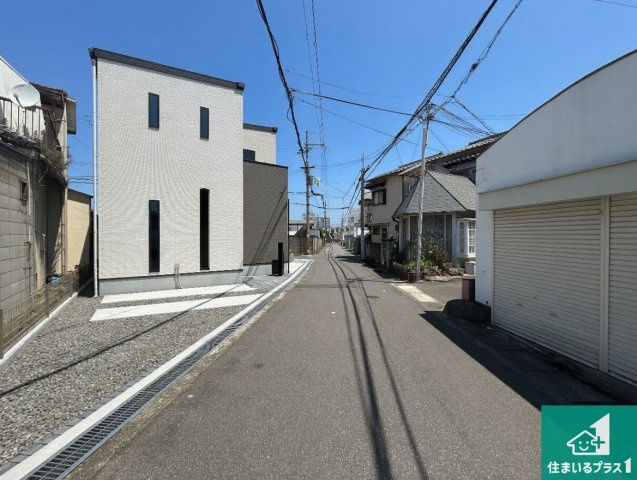 29(土)30(日)現地説明会！◆泉佐野市鶴原　限定1邸の前面道路含む現地写真|周辺は閑静な住宅街！前面道路広々で車の出し入れも便利です。駐車が苦手な方でも安心して車庫入れできます！