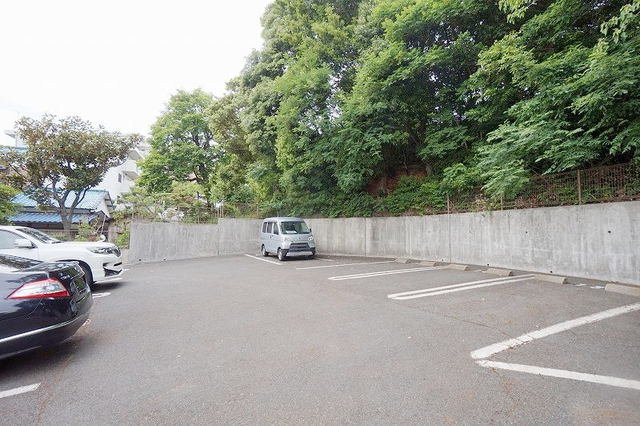 レジデンス竹末の駐車場