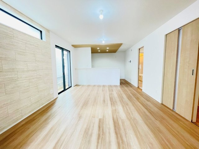 岡崎市細川町２期　新築分譲住宅　全2棟　1号棟の居間・リビング|家族でくつろげる広々としたリビングダイニング。