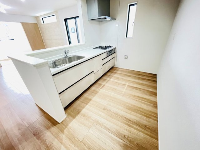 岡崎市細川町２期　新築分譲住宅　全2棟　1号棟のキッチン|広いシステムキッチンでお子様と一緒にお料理もできます。