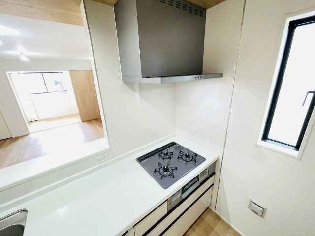 岡崎市細川町２期　新築分譲住宅　全2棟　1号棟のキッチン|便利な3口コンロ。