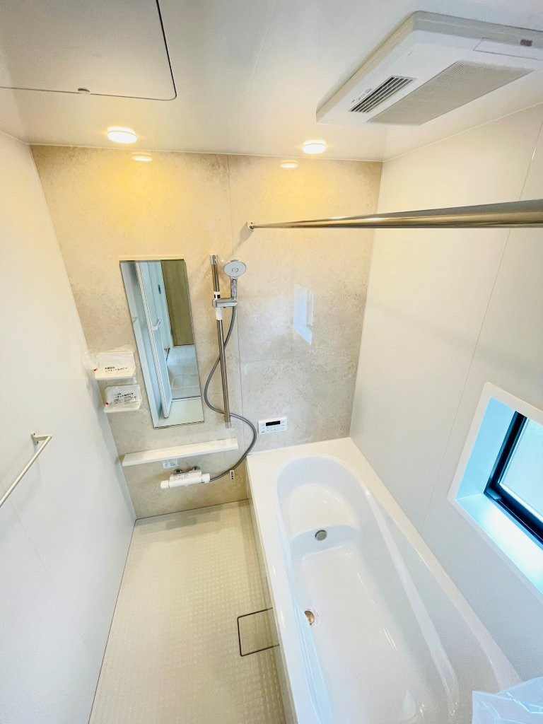 岡崎市細川町２期　新築分譲住宅　全2棟　1号棟の浴室|１坪タイプのユニットバス！浴槽は断熱材入りでお湯が冷めにくいです♪浴室乾燥機で梅雨の時期は洗濯物を乾かせます！