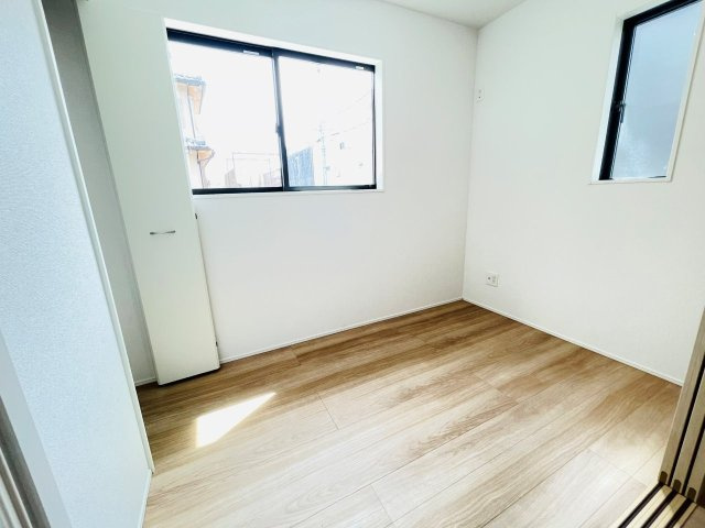 岡崎市細川町２期　新築分譲住宅　全2棟　1号棟の洋室|リビングに隣接した居室は、家事スペースやキッズスペースとしても活躍します！収納も完備。