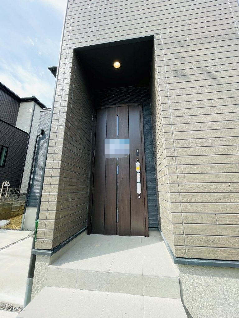 岡崎市細川町２期　新築分譲住宅　全2棟　1号棟の玄関|玄関ポーチがあるので、雨の日でも濡れることがなくドアの開け閉めができます。