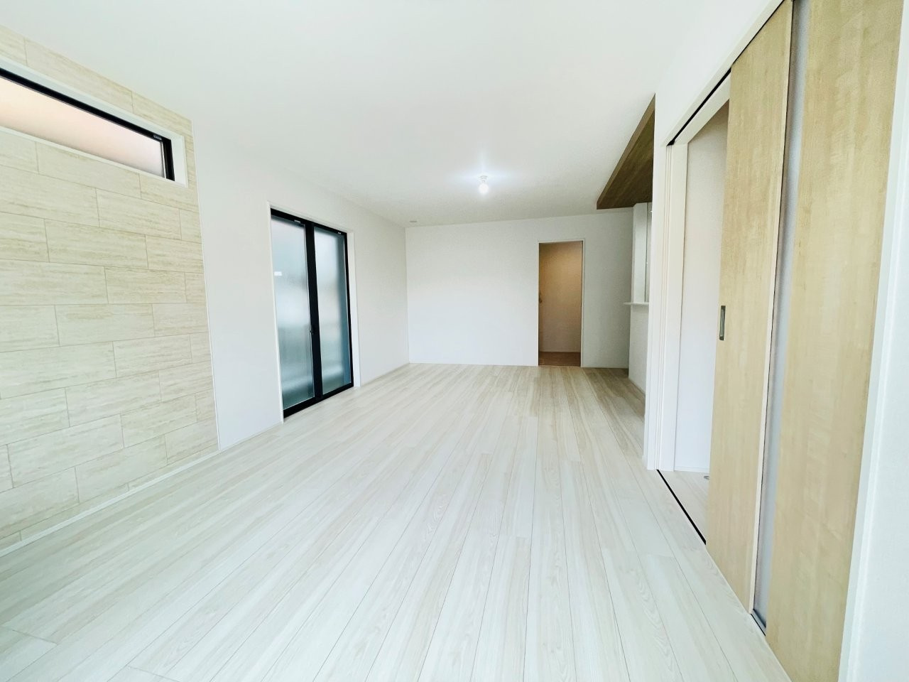 岡崎市細川町２期　新築分譲住宅　全2棟　2号棟の居間・リビング|どこにいても家族の顔が見える、明るく開放的なLDK。