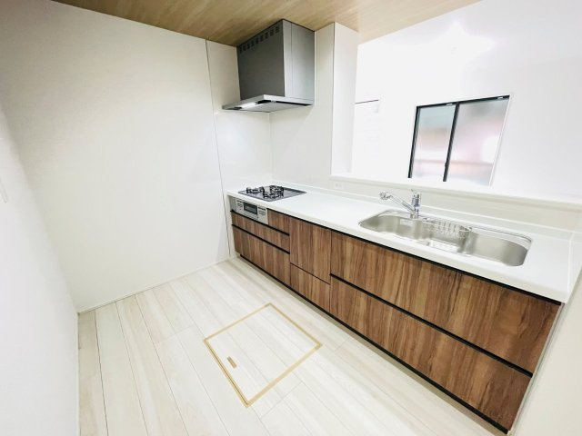 岡崎市細川町２期　新築分譲住宅　全2棟　2号棟のキッチン|広いシステムキッチンでお子様と一緒にお料理もできます。