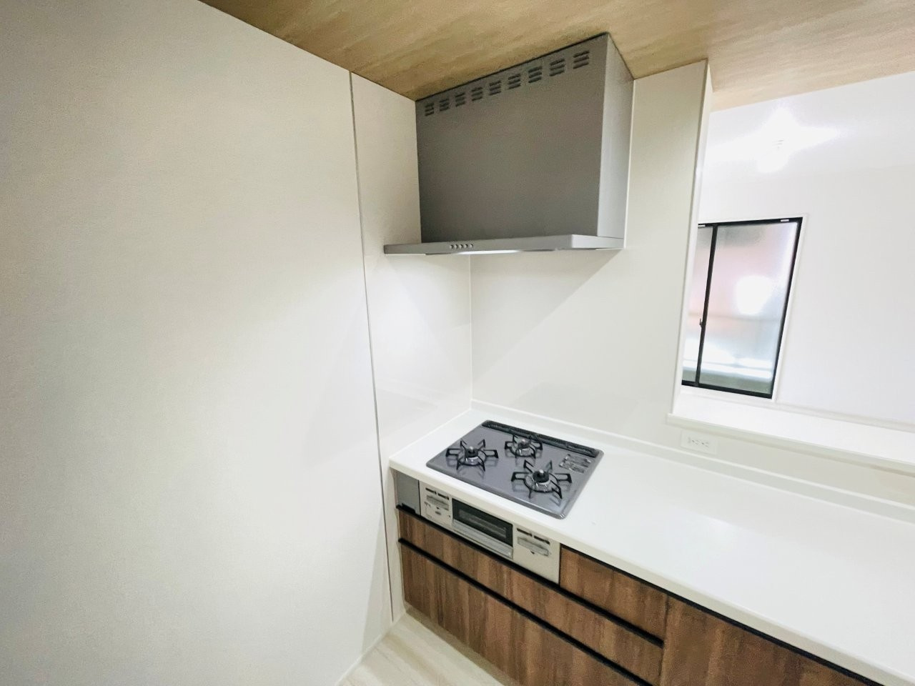 岡崎市細川町２期　新築分譲住宅　全2棟　2号棟のキッチン|便利な3口コンロ。