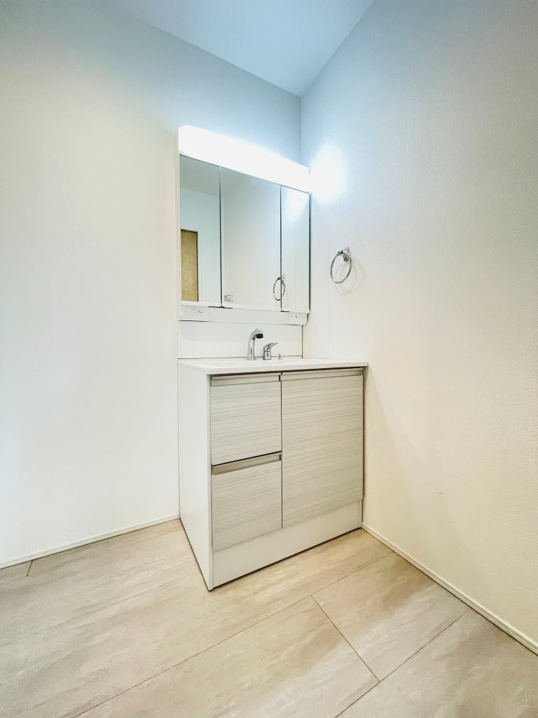 岡崎市細川町２期　新築分譲住宅　全2棟　2号棟の独立洗面台|三面鏡仕様の洗面台！鏡の裏は収納になっています♪