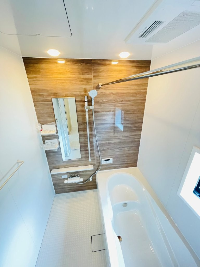 岡崎市細川町２期　新築分譲住宅　全2棟　2号棟の浴室|１坪タイプのユニットバス！浴槽は断熱材入りでお湯が冷めにくいです♪浴室乾燥機で梅雨の時期は洗濯物を乾かせます！