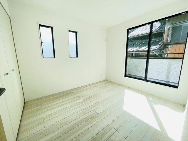 岡崎市細川町２期　新築分譲住宅　全2棟　2号棟の洋室|大きな窓からたっぷりと陽光が注がれる明るい空間です。