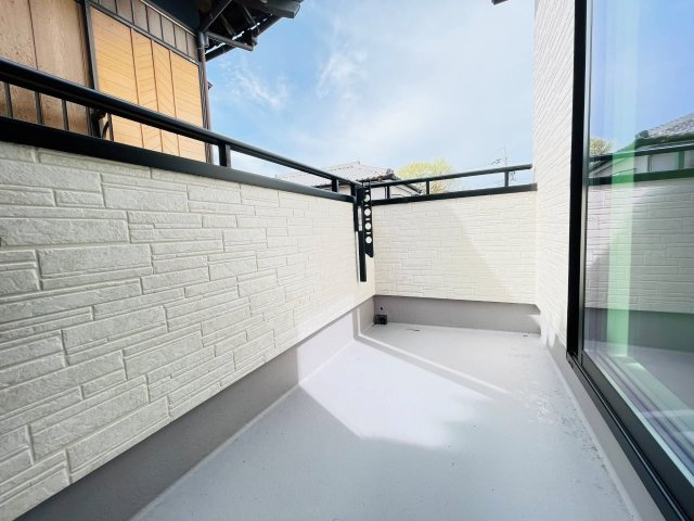 岡崎市細川町２期　新築分譲住宅　全2棟　2号棟のバルコニー|日当たりの良いバルコニーには洗濯物がたくさん干せます♪