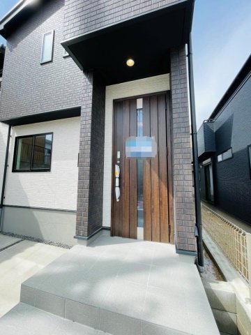 岡崎市細川町２期　新築分譲住宅　全2棟　2号棟の玄関|玄関ポーチがあるので、雨の日でも濡れることがなくドアの開け閉めができます。