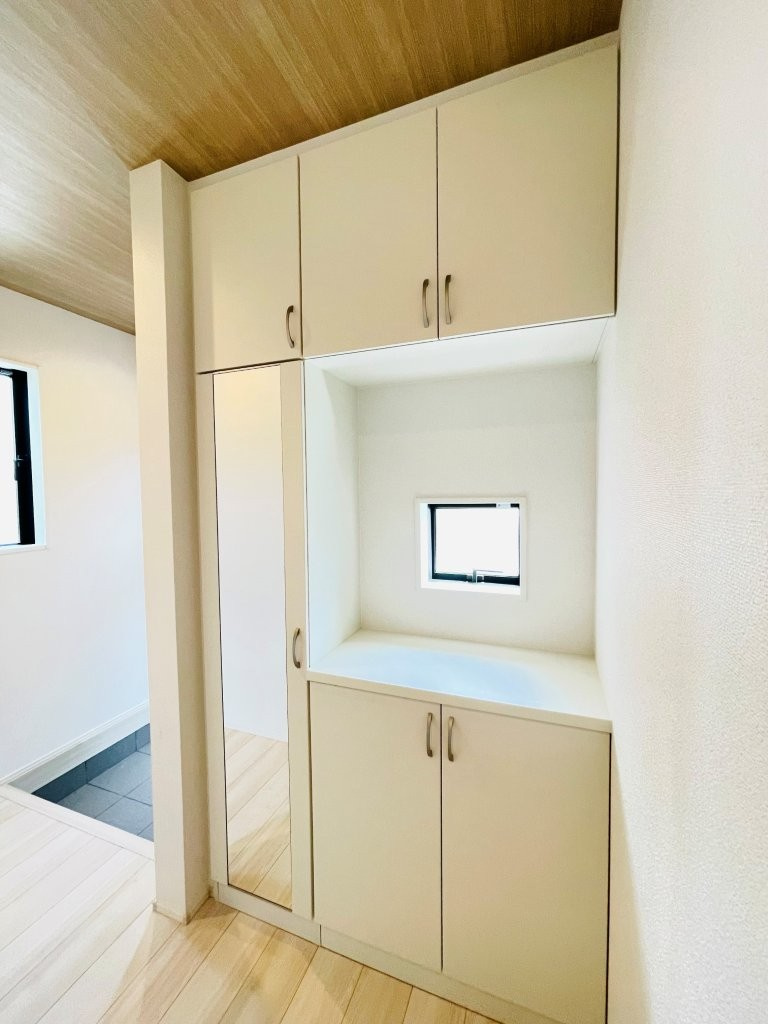 岡崎市細川町２期　新築分譲住宅　全2棟　2号棟の玄関|豊富な玄関収納で、突然の来客でも綺麗な玄関でお迎えできます。