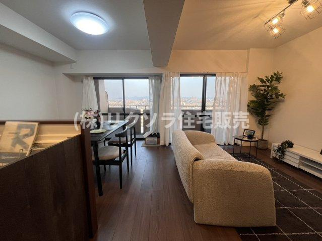 ロイヤルシャトーねやがわオークビルの居間・リビング|LDK　15.7帖
■物件内覧・資金計画相談・住宅ローン相談、リフォーム相談、お問合せ受付中■
※当日・翌日のご内覧、ご相談はお電話でのお問合せがスムーズです！