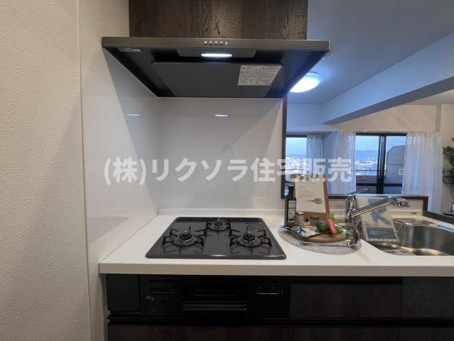 ロイヤルシャトーねやがわオークビルのキッチン|ビルトイン三口コンロ
■物件内覧・資金計画相談・住宅ローン相談、リフォーム相談、お問合せ受付中■
※当日・翌日のご内覧、ご相談はお電話でのお問合せがスムーズです！