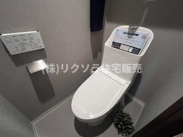 ロイヤルシャトーねやがわオークビルのトイレ|温水洗浄便座付き
■物件内覧・資金計画相談・住宅ローン相談、リフォーム相談、お問合せ受付中■
※当日・翌日のご内覧、ご相談はお電話でのお問合せがスムーズです！