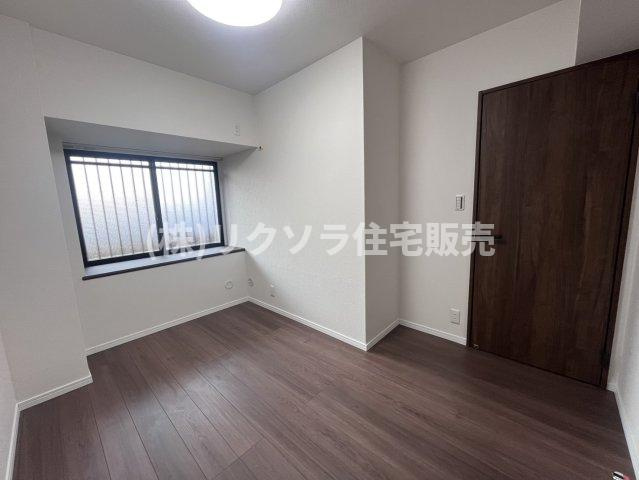 ロイヤルシャトーねやがわオークビルの洋室|洋室　4.9帖
■物件内覧・資金計画相談・住宅ローン相談、リフォーム相談、お問合せ受付中■
※当日・翌日のご内覧、ご相談はお電話でのお問合せがスムーズです！