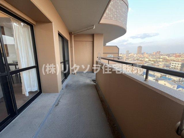 ロイヤルシャトーねやがわオークビルのバルコニー|広々バルコニー
■物件内覧・資金計画相談・住宅ローン相談、リフォーム相談、お問合せ受付中■
※当日・翌日のご内覧、ご相談はお電話でのお問合せがスムーズです！