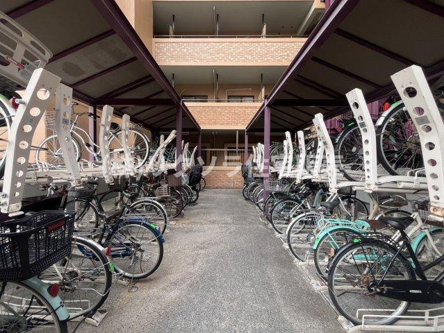 ロイヤルシャトーねやがわオークビルの駐輪場|■物件内覧・資金計画相談・住宅ローン相談、リフォーム相談、お問合せ受付中■
※当日・翌日のご内覧、ご相談はお電話でのお問合せがスムーズです！