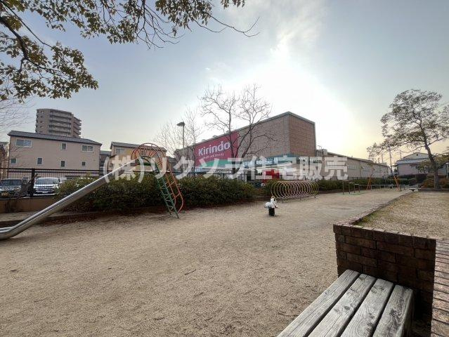 ロイヤルシャトーねやがわオークビルの現況写真|敷地内公園
■物件内覧・資金計画相談・住宅ローン相談、リフォーム相談、お問合せ受付中■
※当日・翌日のご内覧、ご相談はお電話でのお問合せがスムーズです！