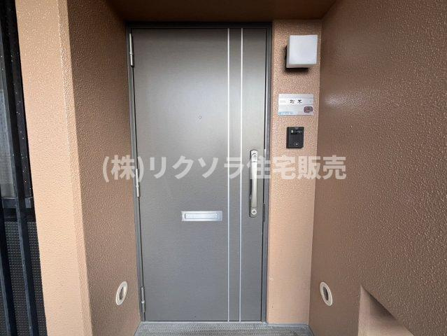 ロイヤルシャトーねやがわオークビルの玄関|ツーシリンダー錠
■物件内覧・資金計画相談・住宅ローン相談、リフォーム相談、お問合せ受付中■
※当日・翌日のご内覧、ご相談はお電話でのお問合せがスムーズです！