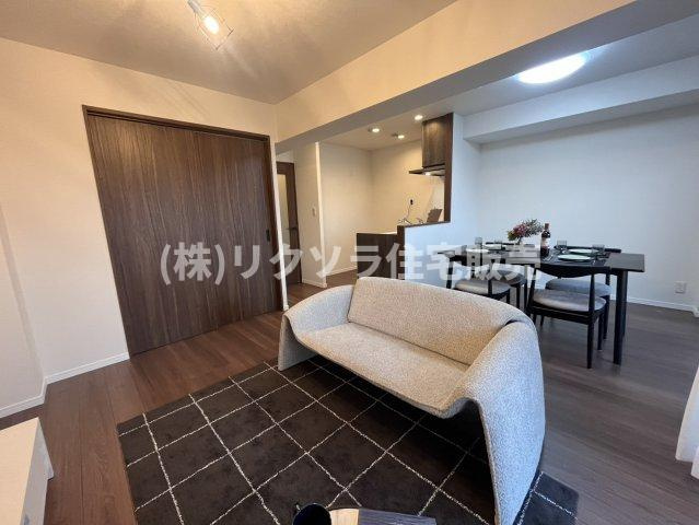 ロイヤルシャトーねやがわオークビルの居間・リビング|LDK　15.7帖
■物件内覧・資金計画相談・住宅ローン相談、リフォーム相談、お問合せ受付中■
※当日・翌日のご内覧、ご相談はお電話でのお問合せがスムーズです！