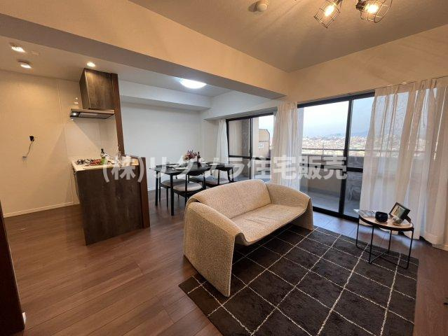 ロイヤルシャトーねやがわオークビルの居間・リビング|LDK　15.7帖
■物件内覧・資金計画相談・住宅ローン相談、リフォーム相談、お問合せ受付中■
※当日・翌日のご内覧、ご相談はお電話でのお問合せがスムーズです！