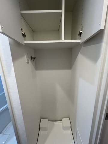 洗濯機置き場の上には収納があります