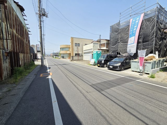 新築　桐生市境野町第7　クレイドルガーデン　1号棟の前面道路含む現地写真|現地写真　西側接道幅員約8.1ｍ