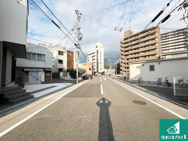 泉大津市菅原町　新築一戸建ての前面道路含む現地写真|周辺は閑静な住宅街！前面道路広々で車の出し入れも便利です。駐車が苦手な方でも安心して車庫入れできます！
