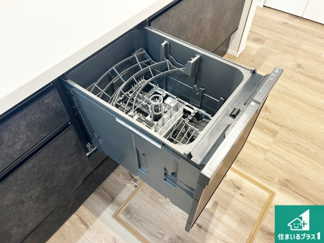 泉大津市菅原町　新築一戸建ての設備|食事後の一仕事、食器洗いをボタン一つでお任せできちゃいます！場所を取らないビルトイン式なので、お料理スペースもしっかり確保！