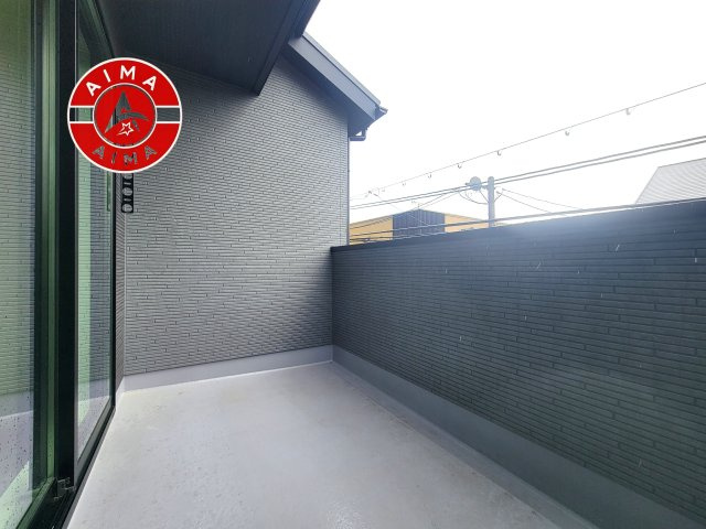 福岡市南区西長住2丁目第2-5棟（2号棟）のバルコニー|風をしっかりと感じられるバルコニーでは、毎日が洗濯日和です。広々としているので洗濯も楽しくなるでしょうし、気分転換にバルコニーからの眺めを楽しむのもいいでしょう。