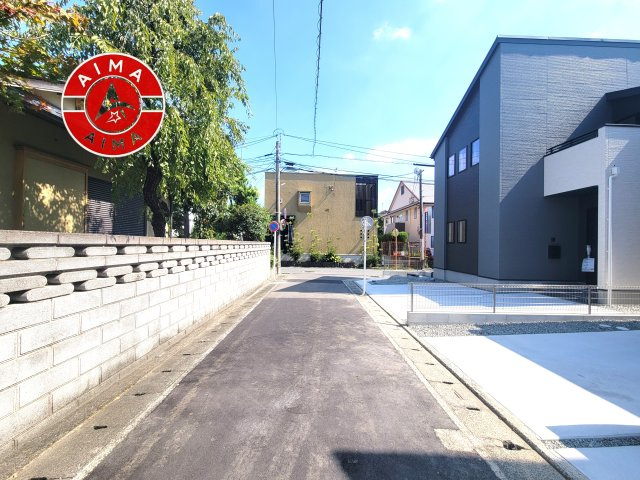福岡市南区西長住2丁目第2-5棟（2号棟）の前面道路含む現地写真|前面道路は閑静な住宅地をはしる車通りの少ない道路。お車の出し入れが苦手なママや小さなお子様にも安心ですね。しっかり舗装もされているので、ベビーカーや自転車で通っても快適に通行できます。